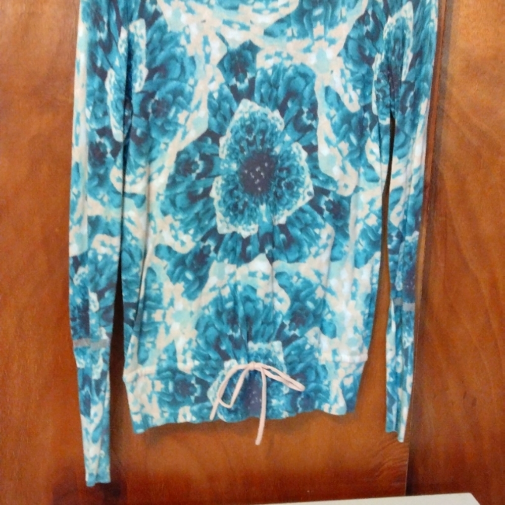 Vera Wang lightweight sweater